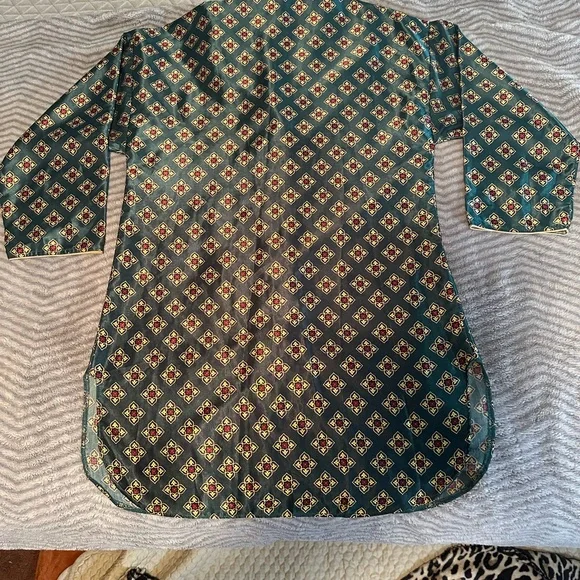 Vanity Fair Green and Red Patterned Top - Picture 2 of 8